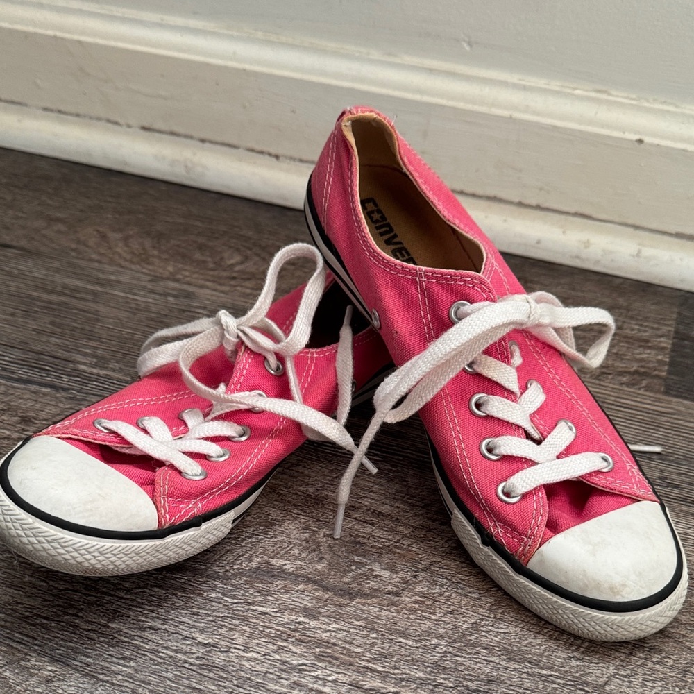 Women’s converse low top, size 7. Hot pink